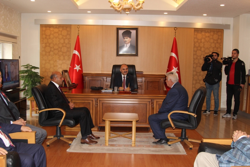 AHILIK HAFTASI TERTIP HEYETI KAYSERI VALISI ŞEHMUS GÜNAYDIN'I MAKAMINDA ZIYARET ETTI
