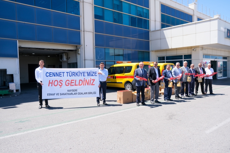 GURBETÇİ VATANDAŞLAR GÜLLERLE KARŞILANDI